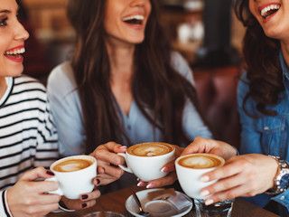 Zaskocz przyjaciółki serwując im różnorodne rodzaje kaw na spotkaniu.