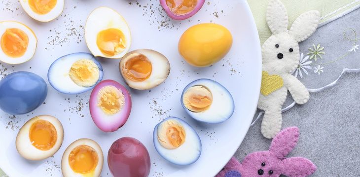 Wielkanocne kolorowanie jajek.