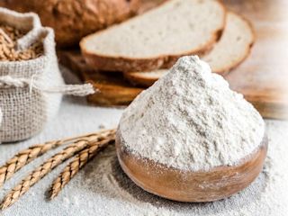 Przegląd mąk: gryczanej, orkiszowej, żytniej i pszennej.
