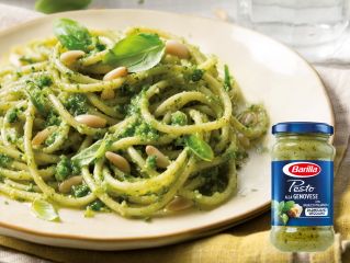 Spaghetti z Pesto Genovese, orzeszkami piniowymi i świeżą bazylią - przepis kulinarny.