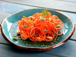 Przepis na spaghetti z marchewki z pomarańczą, płatkami migdałowymi i miętą.