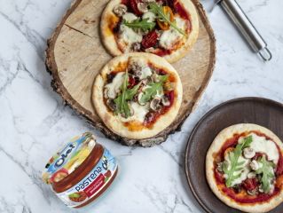 Mini pizze z Pasteną – pastą z suszonych pomidorów OLE!, pieczarkami oraz rukolą - przepis kulinarny.