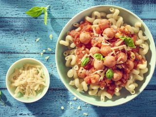 Makaron z sosem pomidorowym i Foodbolówkami - przepis kulinarny.