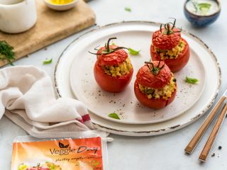 Pomidory faszerowane bulgurem i ziołami - przepis kulinarny.