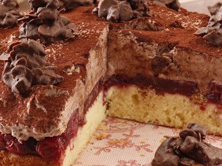 Puszyste ciasto czekoladowo-wiśniowe z ciastkami McVitie’s – przepis.