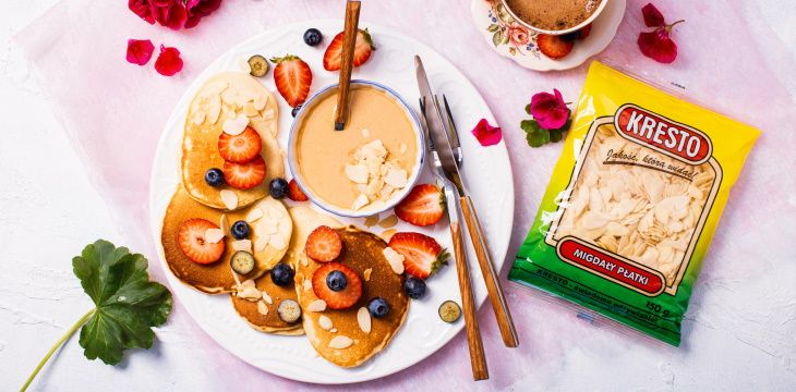 Pancakesy bananowe z masłem orzechowym i owocami - przepis kulinarny.