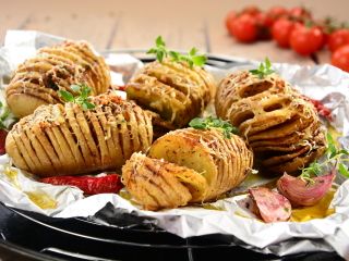 Pieczone ziemniaki po szwedzku - przepis kulinarny.