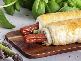 Hot-dog w cieście francuskim - przepis kulinarny.