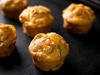 Muffinki z serem, boczkiem i szynką - przepis kulinarny.