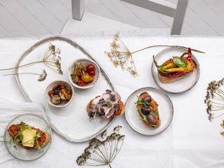 Kanapeczki w stylu finger food z pastą warzywno-mięsną i kolorowymi dodatkami - przepis kulinarny.