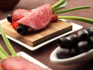 Łódeczki salami z czarnymi oliwkami - przepis kulinarny.