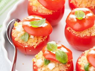 Przepis na pomidory nadziewane kuskusem i sosem serowym.