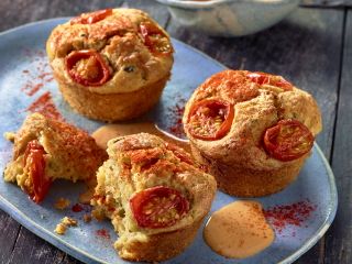 Muffiny cukiniowo-pomidorowe z kremowym sosem serowym - przepis kulinarny.