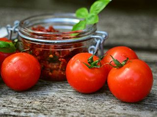 Przepis na pastę z cieciorki i pomidorów suszonych.