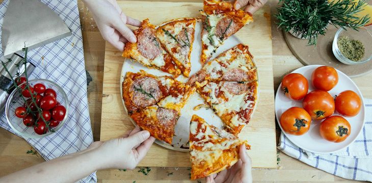 Nic prostszego! Domowa pizza z duszkami idealna na Halloween - przepis kulinarny.