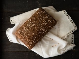 Sycący, domowy chleb konopny na zakwasie, wzbogacony ziarnami konopi - przepis