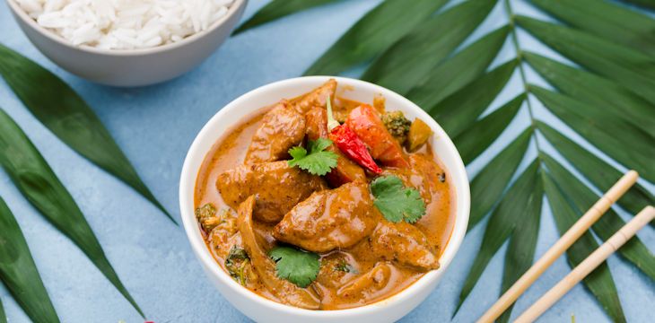 Przepis na polędwiczki drobiowe w sosie curry z ryżem i papryką.