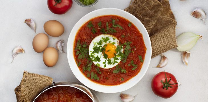 Przepis na zupę cebulowo-pomidorową z jajem.