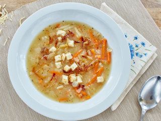 Przepis na zupę cebulową z białym winem, grzankami i serem.