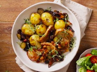 Polędwiczka wieprzowa z grzybami i śliwkami - przepis kulinarny.