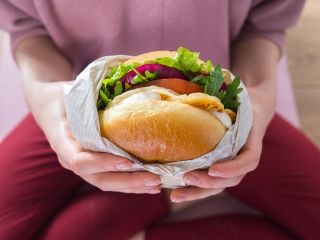 Burger Halloumi - nowy wegetariański burger w KFC.