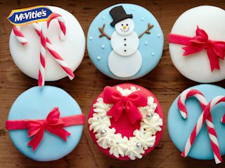 Pomysł na świąteczne dekoracje – własnoręcznie ozdabiane ciasteczka McVitie’s Digestive.