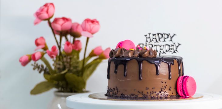 Ciekawy pomysł na prezent - urodzinowy tort niespodzianka.