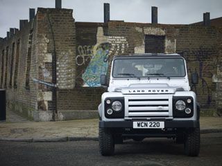 Land Rover – brytyjski producent samochodów terenowych – zaprezentuje limitowaną wersję modelu Defender X-Tech. Defender to najmocniejszy samochód marki Land Rover, o największych możliwościach jazdy 